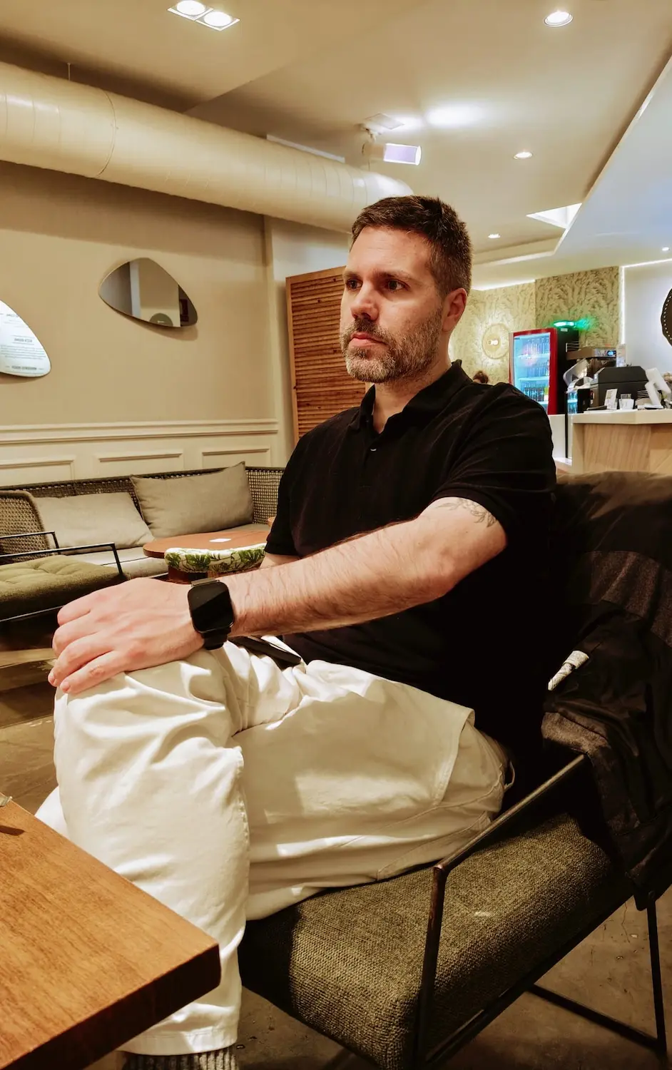 Pablo Romero, consultor SEO ecommerce, en una cafetería de Pontevedra